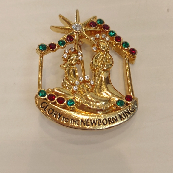 Nativity Goldtone Sparkling Red Green Crystal "Glory to The Newborn King" Pin - Picture 2 of 5